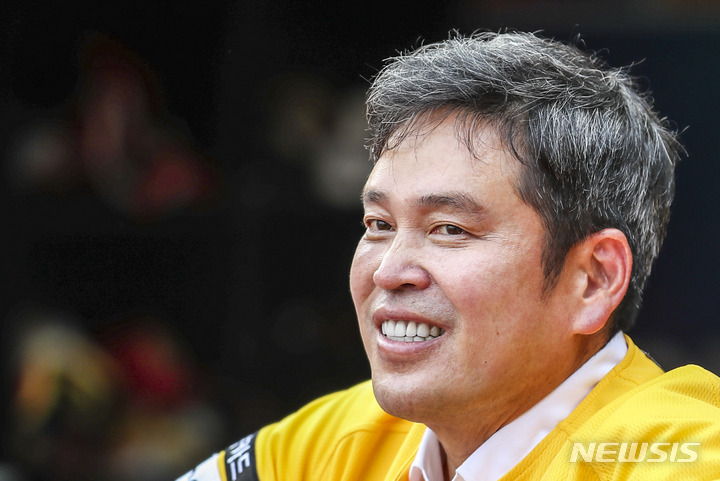 [인천=뉴시스] 정병혁 기자 = 8일 오후 인천 미추홀구 SSG랜더스필드에서 열린 2022 신한은행 SOL 프로야구 SSG랜더스와 롯데자이언츠의 경기를 찾은 정용진 신세계그룹 부회장이 밝게 웃고 있다. 2022.07.05. jhope@newsis.com