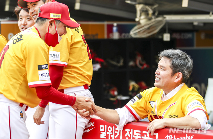 [인천=뉴시스] 정병혁 기자 = 8일 오후 인천 미추홀구 SSG랜더스필드에서 열린 2022 신한은행 SOL 프로야구 SSG랜더스와 롯데자이언츠의 경기에 앞서 정용진 신세계그룹 부회장이 생일을 맞은 SSG 김원형 감독을 축하하고 있다. 2022.07.05. jhope@newsis.com