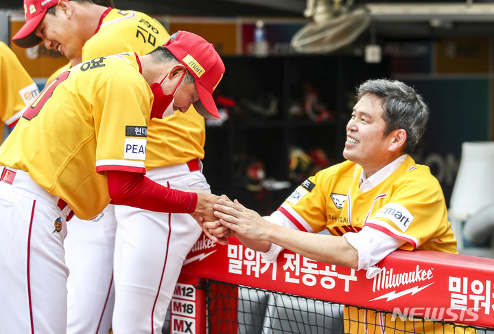 [인천=뉴시스] 정병혁 기자 = 8일 오후 인천 미추홀구 SSG랜더스필드에서 열린 2022 신한은행 SOL 프로야구 SSG랜더스와 롯데자이언츠의 경기에 앞서 정용진 신세계그룹 부회장이 생일을 맞은 SSG 김원형 감독을 축하하고 있다. 2022.07.05. jhope@newsis.com