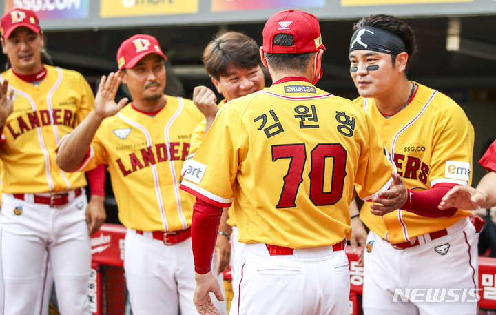[인천=뉴시스] 정병혁 기자 = 8일 오후 인천 미추홀구 SSG랜더스필드에서 열린 2022 신한은행 SOL 프로야구 SSG랜더스와 롯데자이언츠의 경기에 앞서 생일을 맞은 SSG 김원형 감독이 선수들에게 축하받고 있다. 2022.07.05. jhope@newsis.com