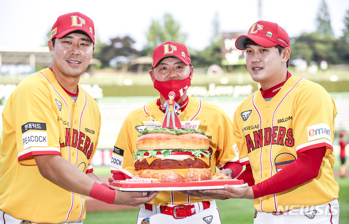 [인천=뉴시스] 정병혁 기자 = 8일 오후 인천 미추홀구 SSG랜더스필드에서 열린 2022 신한은행 SOL 프로야구 SSG랜더스와 롯데자이언츠의 경기에 앞서 SSG 김원형 감독이 노브랜드 버거 생일케이크를 전달받고 있다. 2022.07.05. jhope@newsis.com
