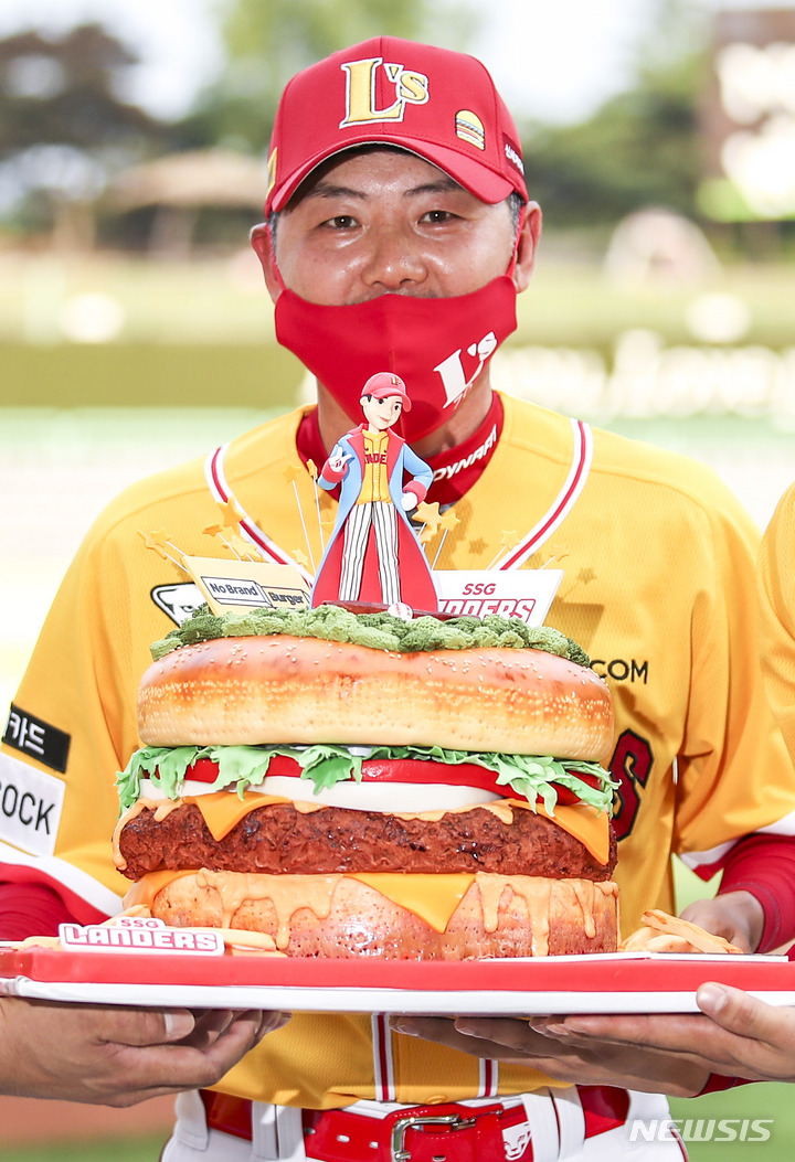 [인천=뉴시스] 정병혁 기자 = 8일 오후 인천 미추홀구 SSG랜더스필드에서 열린 2022 신한은행 SOL 프로야구 SSG랜더스와 롯데자이언츠의 경기에 앞서 SSG 김원형 감독이 노브랜드 버거 생일케이크를 전달받고 있다. 2022.07.05. jhope@newsis.com