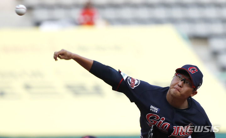 [인천=뉴시스] 정병혁 기자 = 8일 오후 인천 미추홀구 SSG랜더스필드에서 열린 2022 신한은행 SOL 프로야구 SSG랜더스와 롯데자이언츠의 경기, 1회말 롯데 선발 박세웅이 역투하고 있다. 2022.07.05. jhope@newsis.com