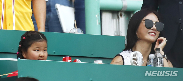 [인천=뉴시스] 정병혁 기자 = 8일 오후 인천 미추홀구 SSG랜더스필드에서 열린 2022 신한은행 SOL 프로야구 SSG랜더스와 롯데자이언츠의 경기를 찾은 추신수의 아내 하원미 씨와 딸 소희 양이 경기를 관람하고 있다. 2022.07.05. jhope@newsis.com