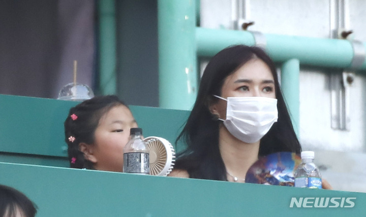 [인천=뉴시스] 정병혁 기자 = 8일 오후 인천 미추홀구 SSG랜더스필드에서 열린 2022 신한은행 SOL 프로야구 SSG랜더스와 롯데자이언츠의 경기를 찾은 추신수의 아내 하원미 씨와 딸 소희 양이 경기를 관람하고 있다. 2022.07.05. jhope@newsis.com