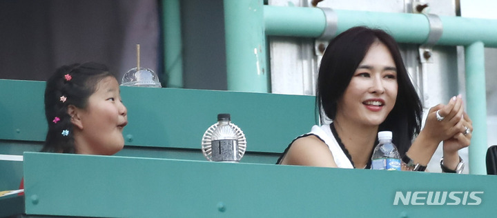 [인천=뉴시스] 정병혁 기자 = 8일 오후 인천 미추홀구 SSG랜더스필드에서 열린 2022 신한은행 SOL 프로야구 SSG랜더스와 롯데자이언츠의 경기를 찾은 추신수의 아내 하원미 씨와 딸 소희 양이 경기를 관람하고 있다. 2022.07.05. jhope@newsis.com