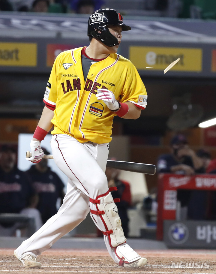 [인천=뉴시스] 정병혁 기자 = 8일 오후 인천 미추홀구 SSG랜더스필드에서 열린 2022 신한은행 SOL 프로야구 SSG랜더스와 롯데자이언츠의 경기, 6회말 2사 주자 2루 상황 SSG 전의산이 안타를 치고 있다. 2022.07.05. jhope@newsis.com