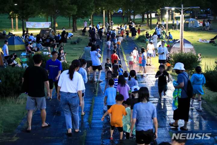 [제주=뉴시스] 우장호 기자 = 장마전선이 소강상태에 놓이며 무더운 날씨를 보인 5일 오후 제주시 도남동 제주시민복지타운 광장이 더위를 피해 야외로 나온 시민들 북적이고 있다. 제주 북부 지역은 지난달 26일 이후 열흘 연속 폭염특보가 발효 중이다. 2022.07.05. woo1223@newsis.com