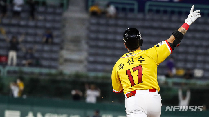 [인천=뉴시스] 정병혁 기자 = 8일 오후 인천 미추홀구 SSG랜더스필드에서 열린 2022 신한은행 SOL 프로야구 SSG랜더스와 롯데자이언츠의 경기, 9회말 2사 주자 없는 상황 SSG 추신수가 끝내기 홈런을 치고 있다. 2022.07.05. jhope@newsis.com