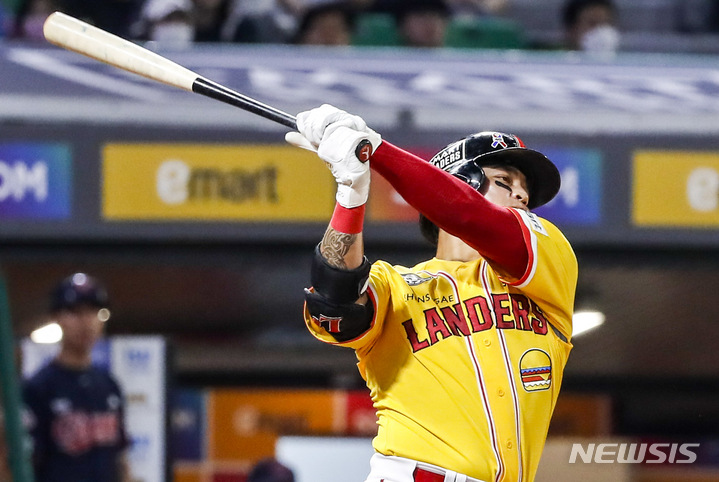 [인천=뉴시스] 정병혁 기자 = 8일 오후 인천 미추홀구 SSG랜더스필드에서 열린 2022 신한은행 SOL 프로야구 SSG랜더스와 롯데자이언츠의 경기, 9회말 2사 주자 없는 상황 SSG 추신수가 끝내기 홈런을 치고 있다. 2022.07.05. jhope@newsis.com