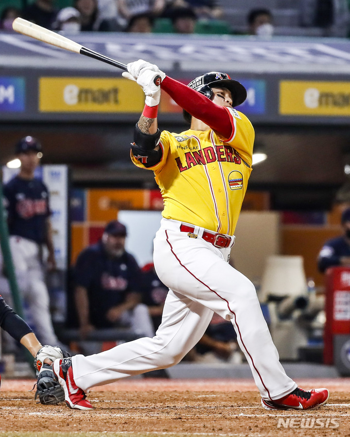 [인천=뉴시스] 정병혁 기자 = 8일 오후 인천 미추홀구 SSG랜더스필드에서 열린 2022 신한은행 SOL 프로야구 SSG랜더스와 롯데자이언츠의 경기, 9회말 2사 주자 없는 상황 SSG 추신수가 끝내기 홈런을 치고 있다. 2022.07.05. jhope@newsis.com
