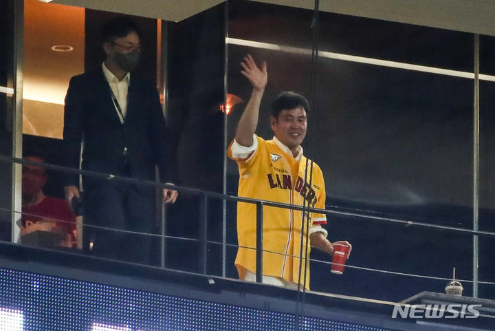 [인천=뉴시스] 정병혁 기자 = 8일 오후 인천 미추홀구 SSG랜더스필드에서 열린 2022 신한은행 SOL 프로야구 SSG랜더스와 롯데자이언츠의 경기를 찾은 정용진 신세계그룹 부회장이 승리에 기뻐하고 있다. 2022.07.05. jhope@newsis.com
