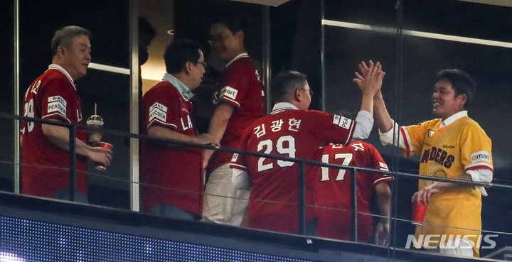[인천=뉴시스] 정병혁 기자 = 8일 오후 인천 미추홀구 SSG랜더스필드에서 열린 2022 신한은행 SOL 프로야구 SSG랜더스와 롯데자이언츠의 경기를 찾은 정용진 신세계그룹 부회장이 승리에 기뻐하고 있다. 2022.07.05. jhope@newsis.com