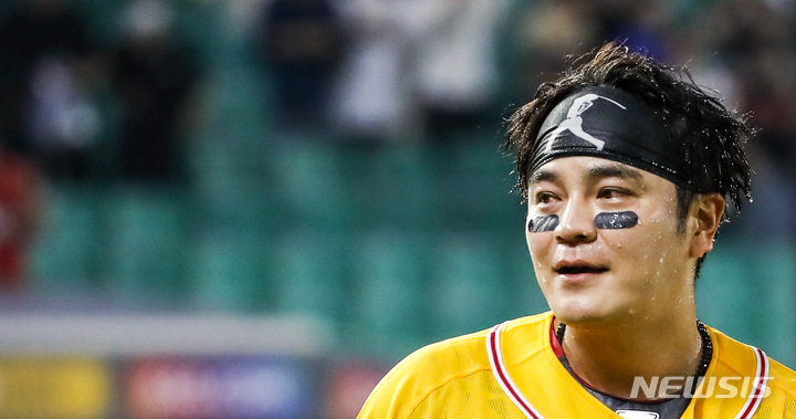 [인천=뉴시스] 정병혁 기자 = 8일 오후 인천 미추홀구 SSG랜더스필드에서 열린 2022 신한은행 SOL 프로야구 SSG랜더스와 롯데자이언츠의 경기, 9회말 2사 주자 없는 상황 끝내기 홈런으로 승리한 SSG 추신수와 선수들이 기뻐하고 있다. 2022.07.05. jhope@newsis.com