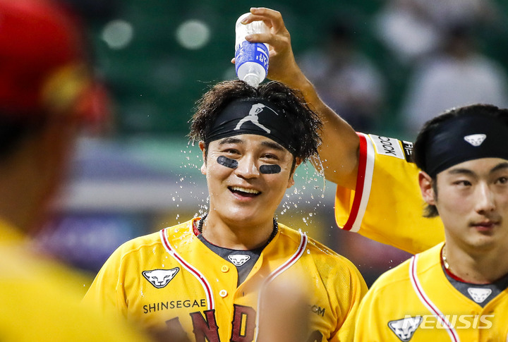 [인천=뉴시스] 정병혁 기자 = 8일 오후 인천 미추홀구 SSG랜더스필드에서 열린 2022 신한은행 SOL 프로야구 SSG랜더스와 롯데자이언츠의 경기, 9회말 2사 주자 없는 상황 끝내기 홈런으로 승리한 SSG 추신수와 선수들이 기뻐하고 있다. 2022.07.05. jhope@newsis.com