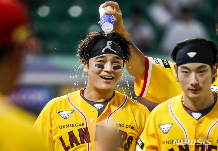 [인천=뉴시스] 정병혁 기자 = 8일 오후 인천 미추홀구 SSG랜더스필드에서 열린 2022 신한은행 SOL 프로야구 SSG랜더스와 롯데자이언츠의 경기, 9회말 2사 주자 없는 상황 끝내기 홈런으로 승리한 SSG 추신수와 선수들이 기뻐하고 있다. 2022.07.05. jhope@newsis.com