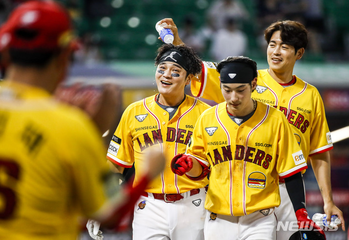 [인천=뉴시스] 정병혁 기자 = 8일 오후 인천 미추홀구 SSG랜더스필드에서 열린 2022 신한은행 SOL 프로야구 SSG랜더스와 롯데자이언츠의 경기, 9회말 2사 주자 없는 상황 끝내기 홈런으로 승리한 SSG 추신수와 선수들이 기뻐하고 있다. 2022.07.05. jhope@newsis.com