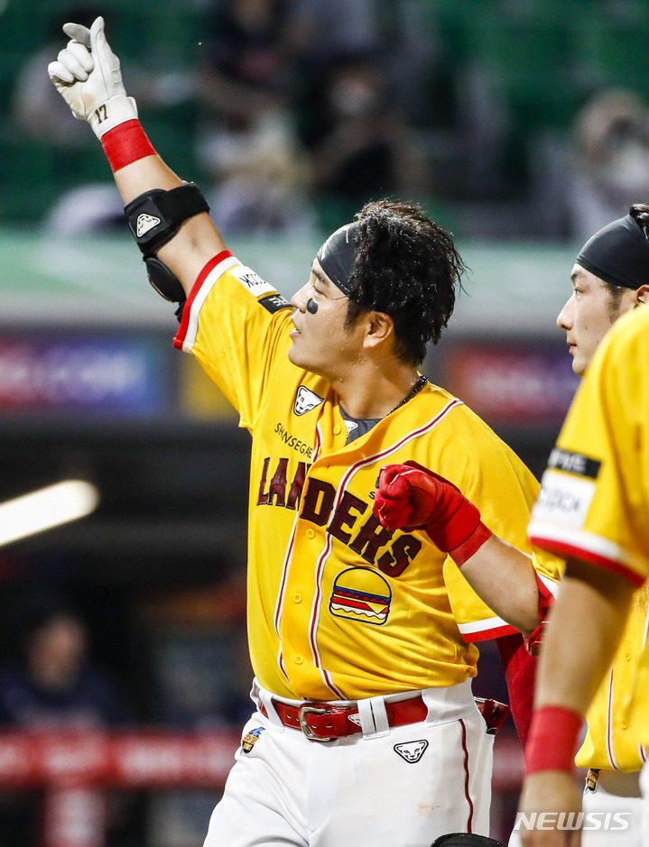 [인천=뉴시스] 정병혁 기자 = 8일 오후 인천 미추홀구 SSG랜더스필드에서 열린 2022 신한은행 SOL 프로야구 SSG랜더스와 롯데자이언츠의 경기, 9회말 2사 주자 없는 상황 SSG 추신수가 끝내기 홈런을 친 뒤 기뻐하고 있다. 2022.07.05. jhope@newsis.com