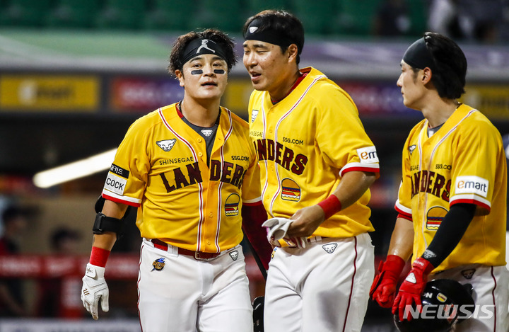 [인천=뉴시스] 정병혁 기자 = 8일 오후 인천 미추홀구 SSG랜더스필드에서 열린 2022 신한은행 SOL 프로야구 SSG랜더스와 롯데자이언츠의 경기, 9회말 2사 주자 없는 상황 SSG 추신수가 끝내기 홈런을 친 뒤 기뻐하고 있다. 2022.07.05. jhope@newsis.com