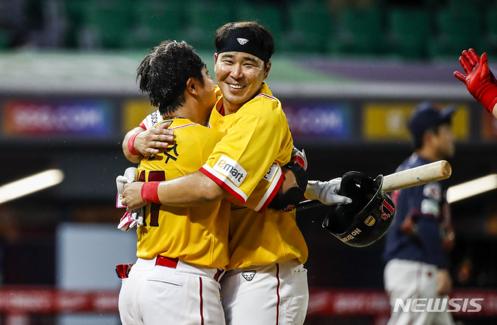[인천=뉴시스] 정병혁 기자 = 8일 오후 인천 미추홀구 SSG랜더스필드에서 열린 2022 신한은행 SOL 프로야구 SSG랜더스와 롯데자이언츠의 경기, 9회말 2사 주자 없는 상황 SSG 추신수가 끝내기 홈런을 친 뒤 기뻐하고 있다. 2022.07.05. jhope@newsis.com