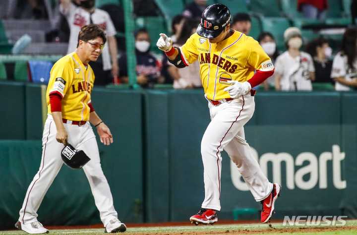 [인천=뉴시스] 정병혁 기자 = 8일 오후 인천 미추홀구 SSG랜더스필드에서 열린 2022 신한은행 SOL 프로야구 SSG랜더스와 롯데자이언츠의 경기, 9회말 2사 주자 없는 상황 SSG 추신수가 끝내기 홈런을 치고 있다. 2022.07.05. jhope@newsis.com