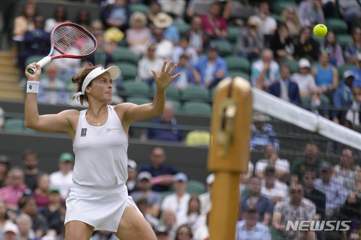 [윔블던=AP/뉴시스] 타티아나 마리아(독일)가 5일(현지시간) 영국 런던 윔블던에서 열린 2022 윔블던 테니스 대회 여자 단식 8강전에서 경기를 펼치고 있다. 2022.07.07.