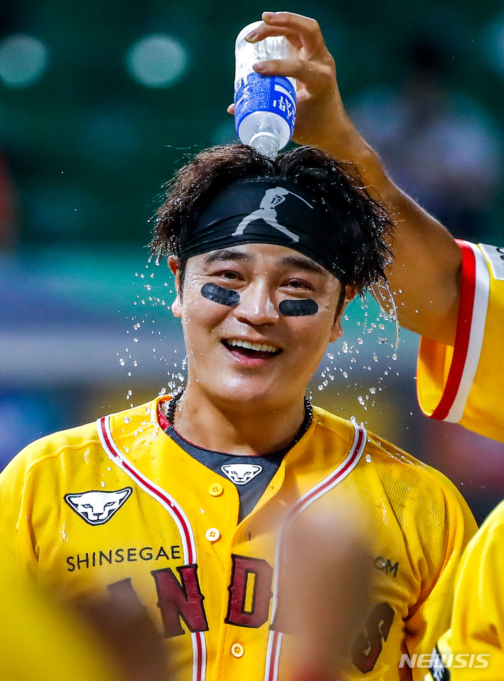 [인천=뉴시스] 정병혁 기자 = 8일 오후 인천 미추홀구 SSG랜더스필드에서 열린 2022 신한은행 SOL 프로야구 SSG랜더스와 롯데자이언츠의 경기, 9회말 2사 주자 없는 상황 끝내기 홈런으로 승리한 SSG 추신수와 선수들이 기뻐하고 있다. 2022.07.05. jhope@newsis.com