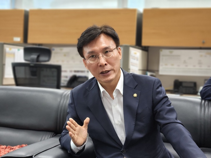 [전주=뉴시스] 김민수 기자= 6일 김민석 의원(영등포을)이 전북도의회 기자실에서 더불어민주당 대표 출마와 변을 밝히고 있다. 2022.07.06 leo@newsis.com *재판매 및 DB 금지