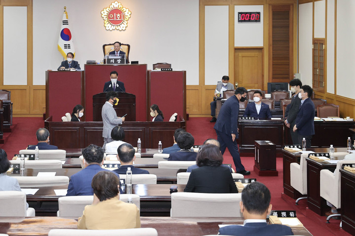 [대구=뉴시스]대구시의회가 6일 오전 본회의장에서 제9대 전반기 상임위원장 선출을 위한 투표를 진행하고 있다(사진=대구시의회 제공) 2022.07.06 photo@newsis.com *재판매 및 DB 금지