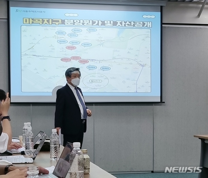 [서울=뉴시스]김헌동 서울주택도시공사 사장이 6일 서울 강남구 개포동 SH공사에서 열린 기자설명회에서 마곡지구 13개 단지 분양원가를 공개하고 있다. 
