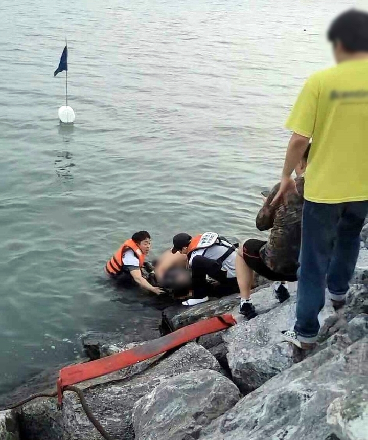 [평택=뉴시스] 평택해양경찰서 소속 순찰팀이 해상에 추락한 50대 여성을 구조하고 있다. 2022.07.06. (사진=평택해경 제공)DB사진 *재판매 및 DB 금지