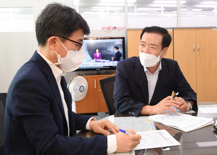 [거창=뉴시스] 구인모 거창군수는 6일 김완섭 기획재정부 예산실장을 만나 군비 지원을 요청했다. *재판매 및 DB 금지