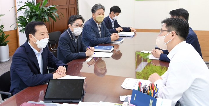 [거창=뉴시스] 구인모 거창군수는 6일 강형석 농림축산식품부 기획조정실장을 만나 국비 지원을 요청했다. *재판매 및 DB 금지