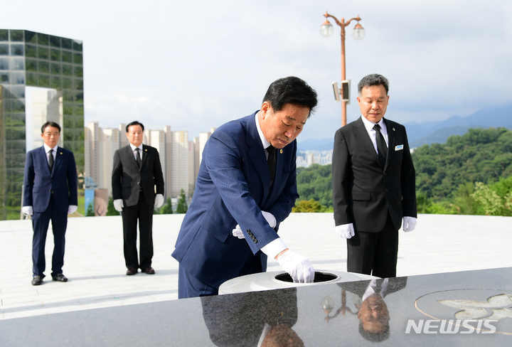 [창원=뉴시스] 홍정명 기자= 제12대 경상남도의회 전반기 김진부 의장이 6일 오전 창원시 마산회원구 국립3·15민주묘지에서 최학범·강용범 부의장이 지켜보는 가운데 분향하고 있다.(사진=경남도의회 제공) 2022.07.06. photo@newsis.com