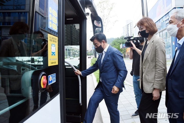 출퇴근길 광역버스 현장점검에 나선 김동근 시장. (사진=의정부시 제공)