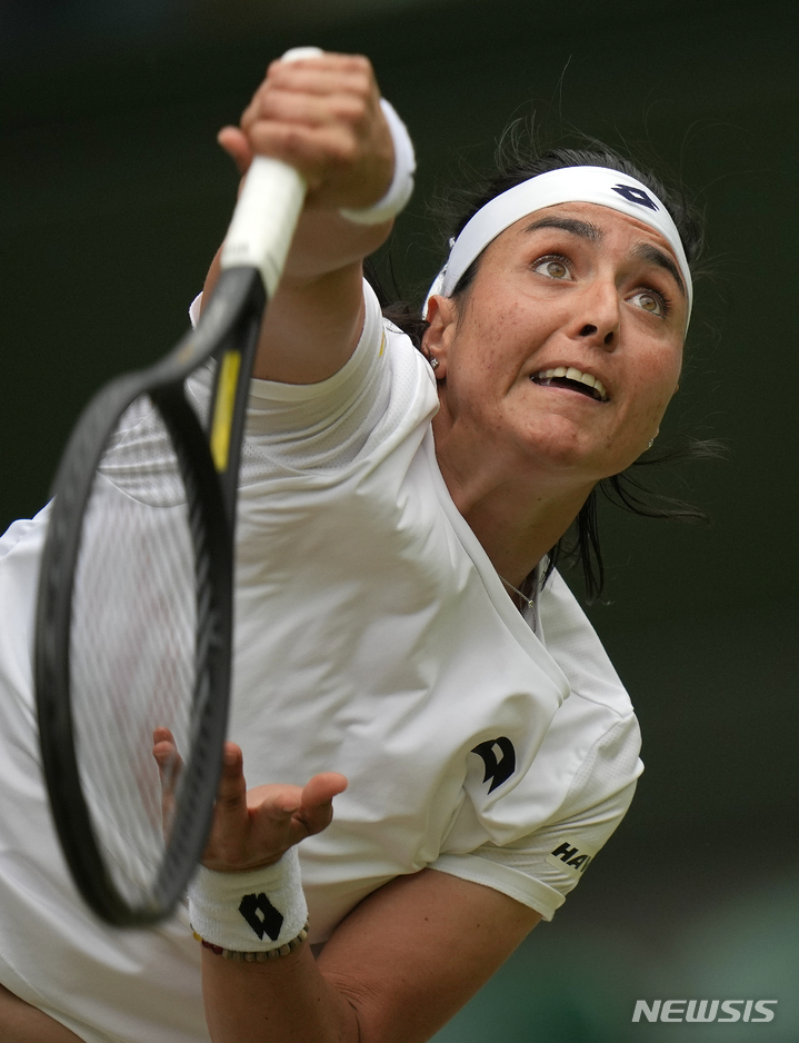 [윔블던=AP/뉴시스] 온스 자베르(2위·튀니지)가 5일(현지시간) 영국 윔블던의 올잉글랜드클럽에서 열린 윔블던 테니스 대회 여자 단식 8강전 마리 보즈코바(66위·체코)와 경기하고 있다. 자베르가 2-1(3-6 6-1 6-1)로 승리하며 아랍 선수 최초로 메이저대회 4강에 올라 타티아나 마리아(103위·독일)와 결승행을 다툰다. 2022.07.06.