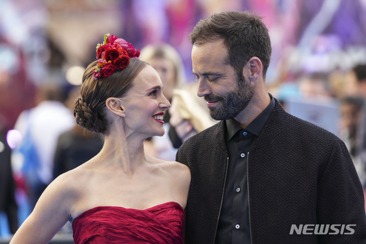 [서울=AP/뉴시스] 나탈리 포트만(왼쪽), 벤자민 마일필드.