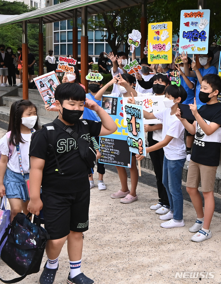 [수원=뉴시스] 김종택기자 = 6일 오전 경기도 수원시 권선구 능실초등학교에서 학생 회장·부회장 선거에 출마한 후보와 선거운동원들이 개성 있는 선거 피켓을 들고 등굣길 학생들에게 지지를 호소하고 있다. 2022.07.05. jtk@newsis.com