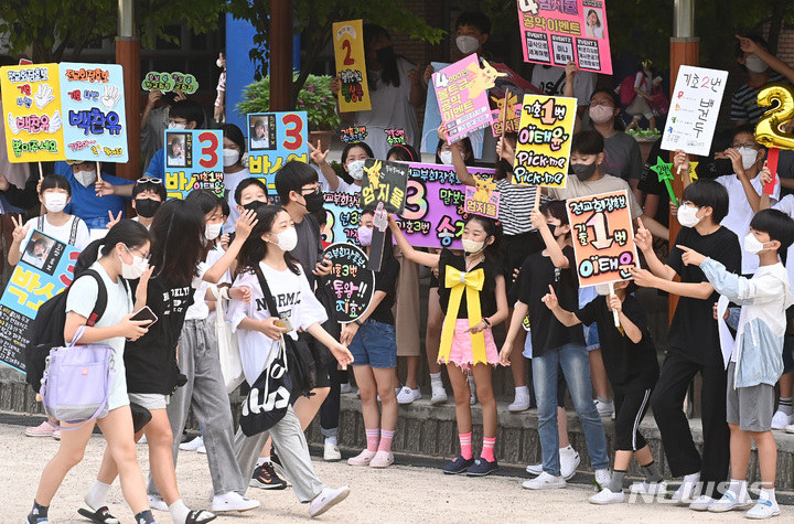 [수원=뉴시스] 김종택기자 = 6일 오전 경기도 수원시 권선구 능실초등학교에서 학생 회장·부회장 선거에 출마한 후보와 선거운동원들이 개성 있는 선거 피켓을 들고 등굣길 학생들에게 지지를 호소하고 있다. 2022.07.05. jtk@newsis.com