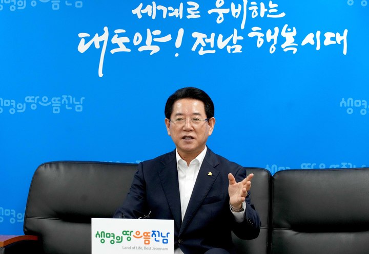 [무안=뉴시스] 김영록 전남도지사가 출입기자단 간담회에서 도정 현안을 설명하고 있다. (사진=전남도 제공) 2022.07.05  photo@newsis.com *재판매 및 DB 금지