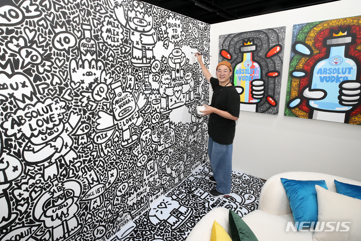 [서울=뉴시스] 조성우 기자 = 요요진 작가가 6일 오전 서울 성동구 에스팩토리에 문을 연 '앱솔루트 홈' 팝업스토어 공간에서 포즈를 취하고 있다. 2022.07.06. xconfind@newsis.com