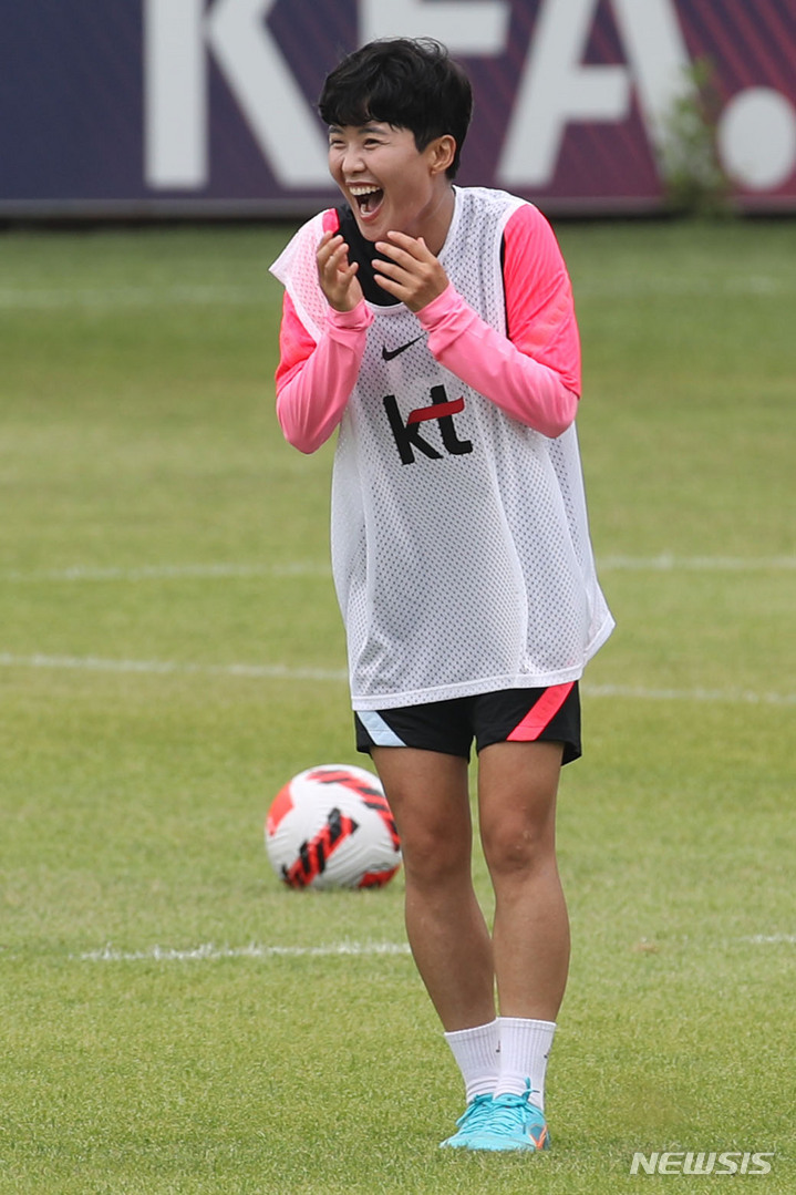[파주=뉴시스] 권창회 기자 = 대한민국 여자축구 대표팀 공격수 지소연이 6일 경기 파주 국가대표 트레이닝센터(NFC)에서 2022 EAFF-E1 챔피언십 대비 훈련 중 환하게 웃고 있다. 2022.07.06. kch0523@newsis.com