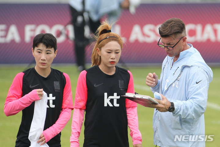 [파주=뉴시스] 권창회 기자 = 콜린 벨 대한민국 여자축구 대표팀 감독이 6일 경기 파주 국가대표 트레이닝센터(NFC)에서 열린 2022 EAFF-E1 챔피언십 대비 훈련에서 선수들에게 지시를 하고 있다. 2022.07.06. kch0523@newsis.com