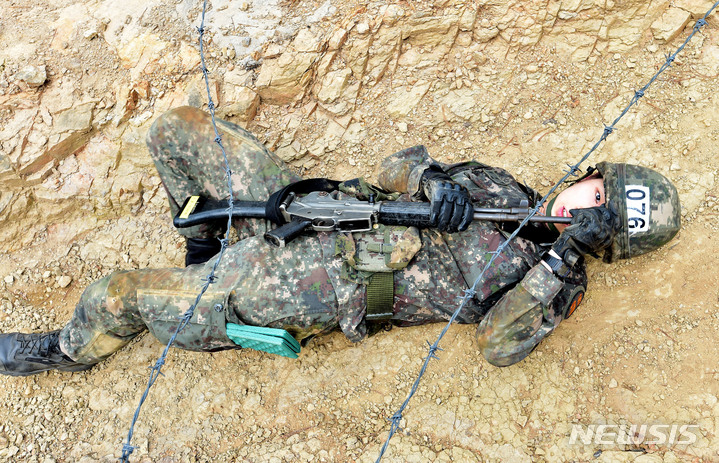 [대구=뉴시스] 이무열 기자 = 6일 오전 대구 육군 50사단 신병교육대대 각개전투 교장에서 훈련병들이 각개전투 훈련을 하고 있다. 2022.07.06. lmy@newsis.com