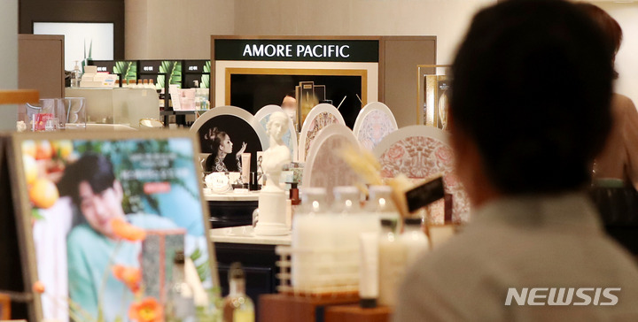 [서울=뉴시스] 추상철 기자 = 아모레퍼시픽 화장품이 올해 두 번째 가격 인상을 단행한다. 6일 오후 서울의 한 백화점 화장품 코너에서 아모레퍼시픽 매장이 보이고 있다. 2022.07.06. scchoo@newsis.com