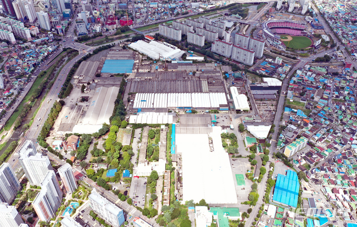 [광주=뉴시스] 류형근 기자 = 6일 오전 현대백화점그룹이 광주에 추진을 계획하고 있는 대규모 미래형 문화복합몰 '더현대 광주(가칭)'부지인 북구 임동 옛 전남방직·일신방직 공장. 인근에는 프로야구 경기가 열리는 광주-기아챔피언스필드가 위치해 있다. 2022.07.06. hgryu77@newsis.com