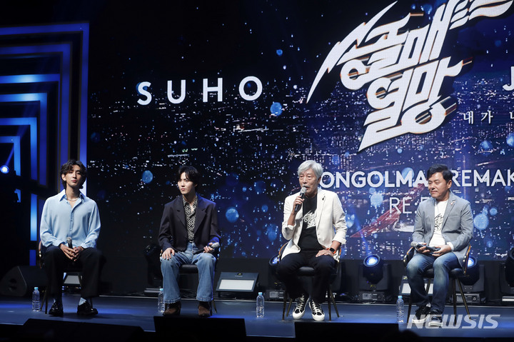 [서울=뉴시스] 최동준 기자 = 송골매 배철수(왼쪽 세번째), 구창모(오른쪽)가 6일 서울 마포구 신한 플레이 스퀘어에서 열린 40년 만의 전국투어 콘서트 '열망' 기자간담회를 하고 있다. 2022.07.06. photocdj@newsis.com