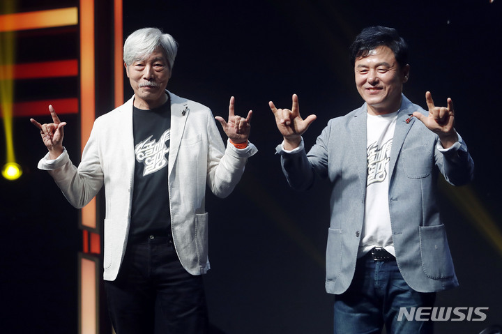 [서울=뉴시스] 최동준 기자 = 송골매 배철수(왼쪽), 구창모가 6일 서울 마포구 신한 플레이 스퀘어에서 열린 40년 만의 전국투어 콘서트 '열망' 기자간담회에서 포즈를 취하고 있다. 2022.07.06. photocdj@newsis.com