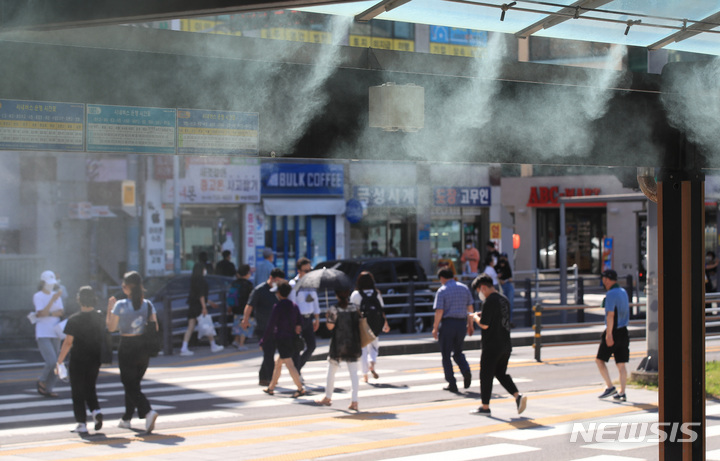 [제주=뉴시스] 우장호 기자 = 제주시청 인근 버스정류장에 폭염피해에 대비한 쿨링포그(Cooling Fog) 시스템이 작동되고 있다. 2022.07.06. woo1223@newsis.com