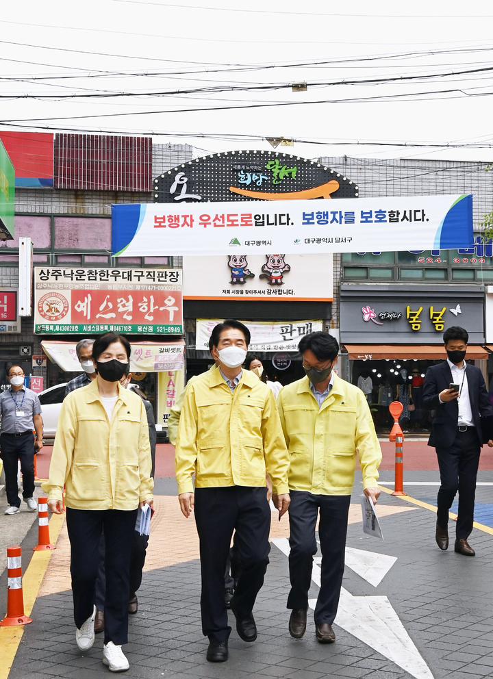 [서울=뉴시스] 김성호(가운데) 행정안전부 재난안전관리본부장이 지난 6일 대구 달서구 용산큰시장 보행자우선도로 지정 예정지를 찾아 관계자들과 함께 보행자우선도로를 살피고 있다. (사진=행정안전부 제공) 2022.07.06. photo@newsis.com *재판매 및 DB 금지